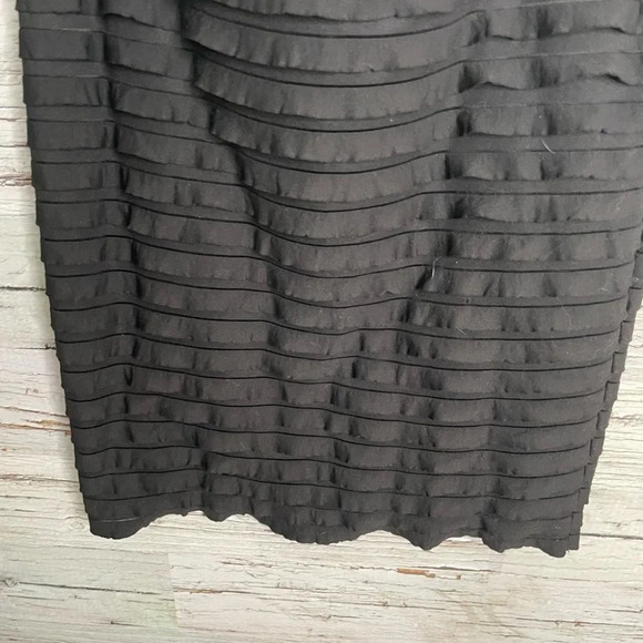 Banana republic size 2 black ruffle  pencil skirt - Picture 2 of 8